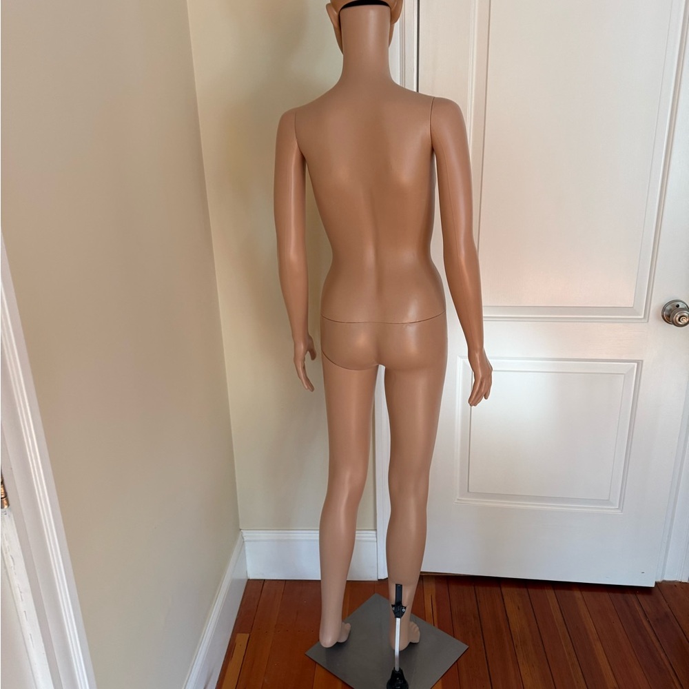 Mannequin - Picture 8 of 13